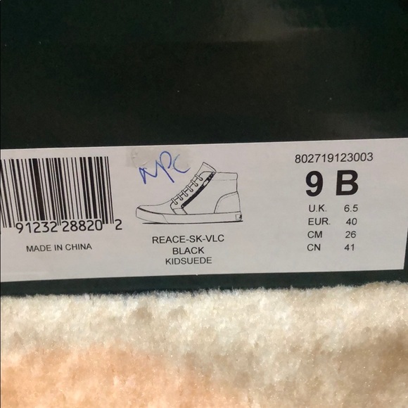 Sneakers - Picture 2 of 4